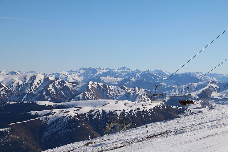 Télésiège et domaine skiable de Saint-Lary-Soulan en hiver – station de ski dans la vallée d'Aure, Hautes-Pyrénées