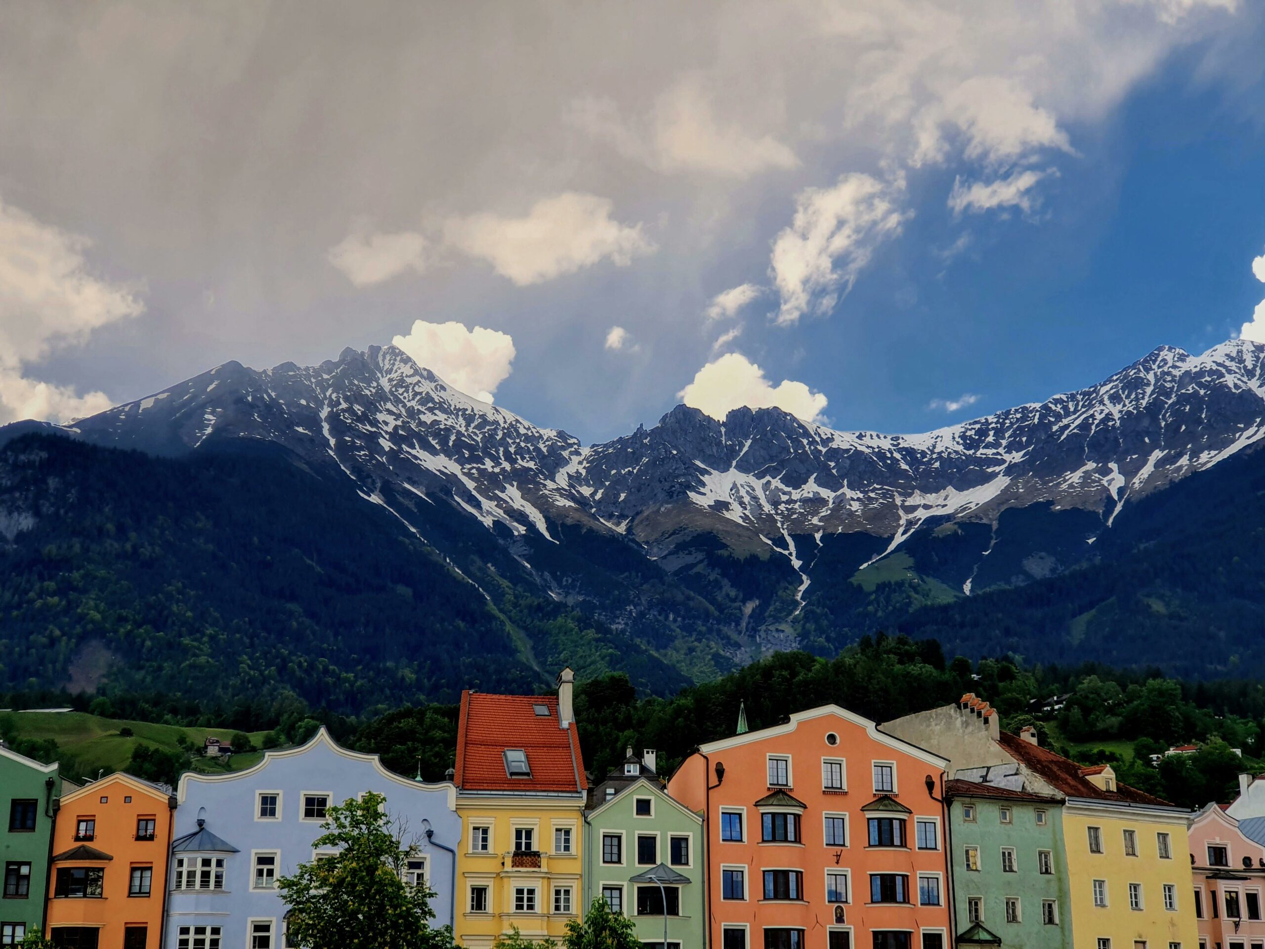 Chaîne de sommets enneigés en montagne sous un ciel nuageux