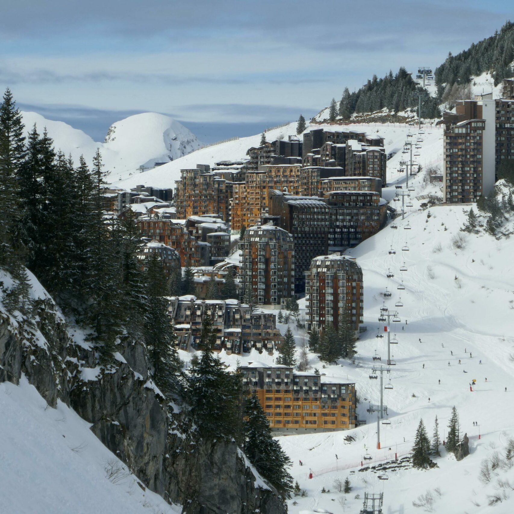 Vue sur une station de ski pyrénéenne avec résidences de montagne, télésièges et pistes enneigées