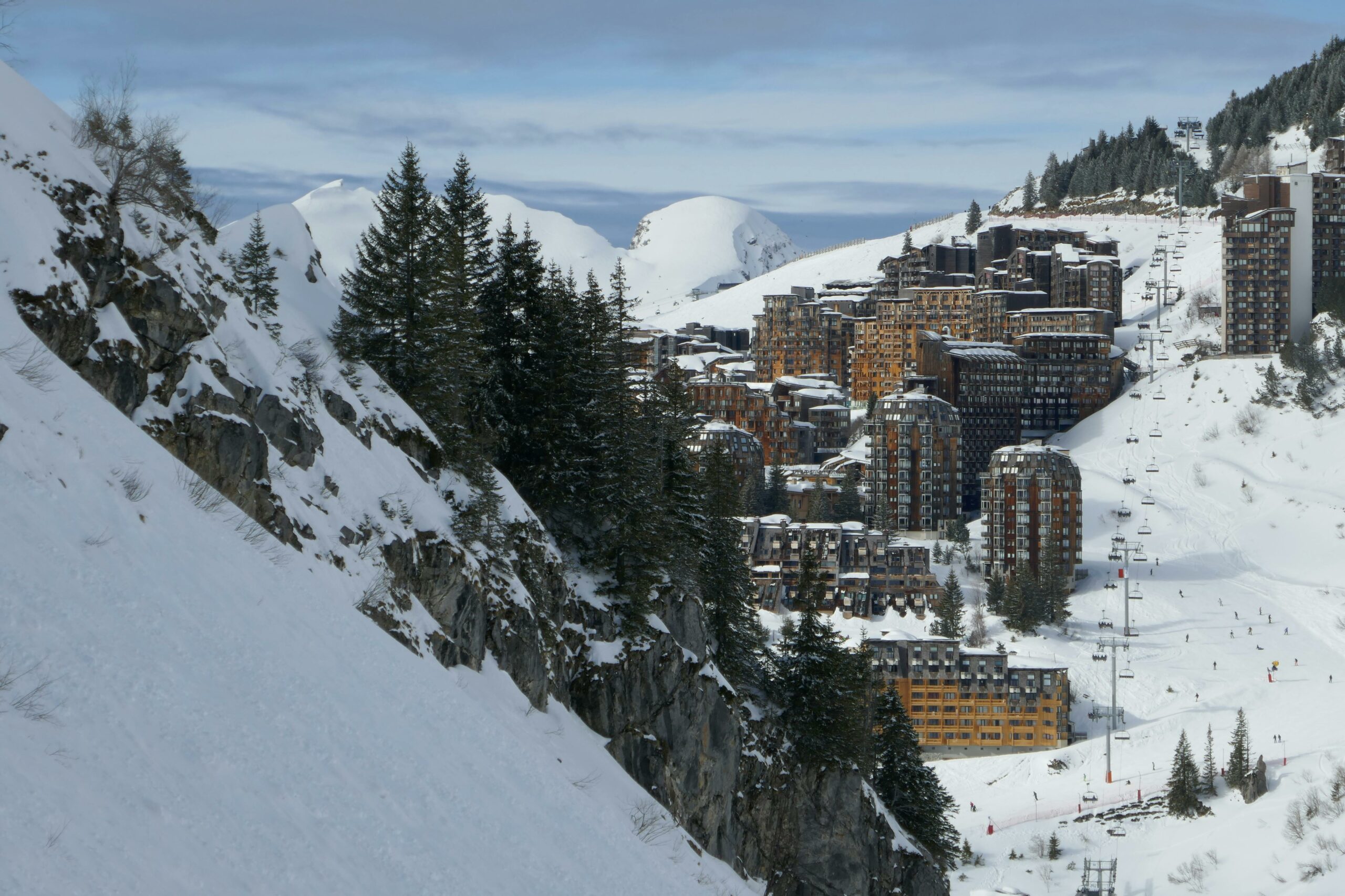Vue sur une station de ski pyrénéenne avec résidences de montagne, télésièges et pistes enneigées